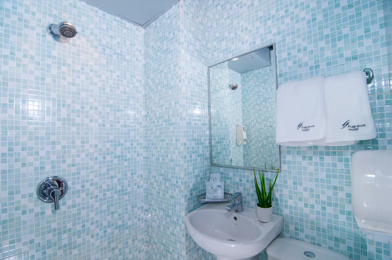 Bathroom 4, Fragrance Hotel - Classic, Singapore