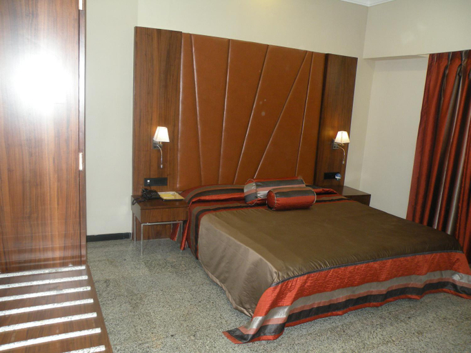Others 5, Nasiklub, Nashik