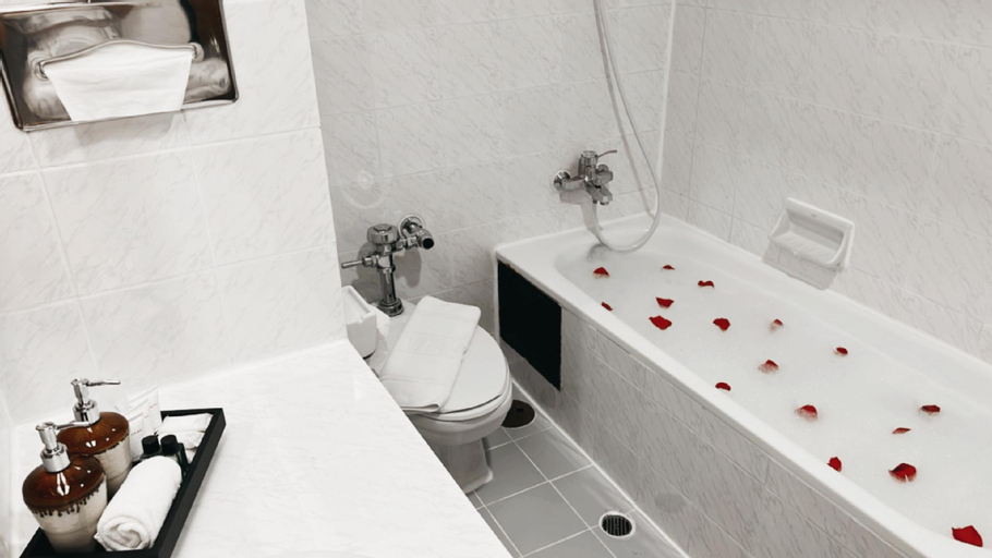 Bathroom 10