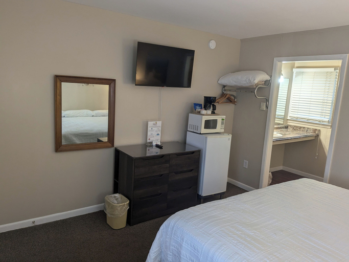 Bedroom 3, Early American Motel, Marshall