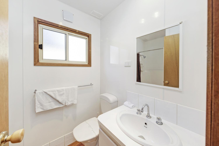 Bathroom 2, Narrawong Island Holiday Park, Glenelg - Heywood