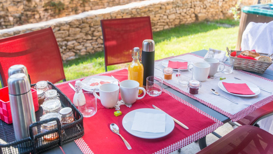 Food & Drinks 3, Plein Soleil avec Jacuzzi Privatif et parking prive, Dordogne