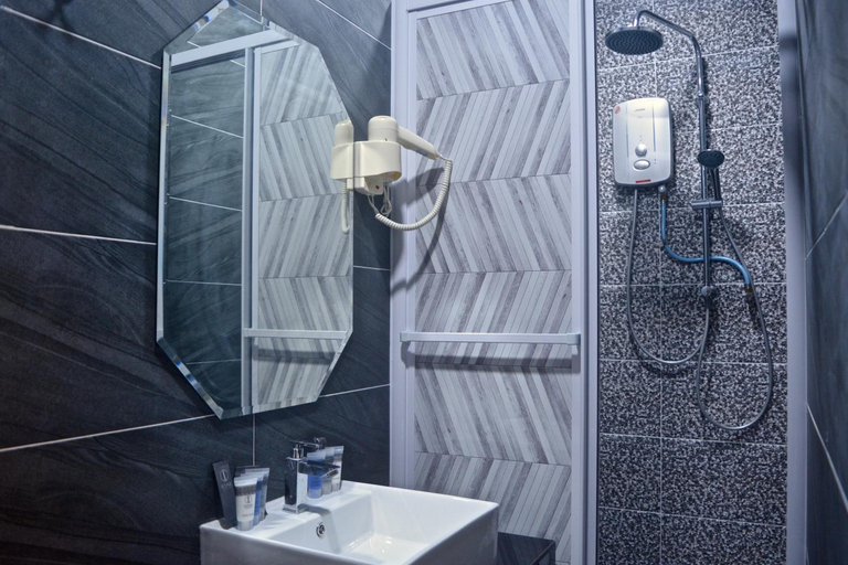 Bathroom 3, Iconic Suites & Pods Hotel, Kinta