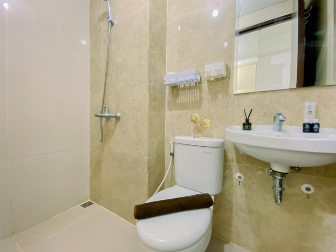 Bathroom 5, Modern Studio at Transpark Cibubur Apartment By Travelio, Depok