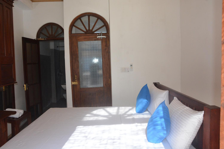 Bathroom 3, Fort Sapphire, Galle Four Gravets