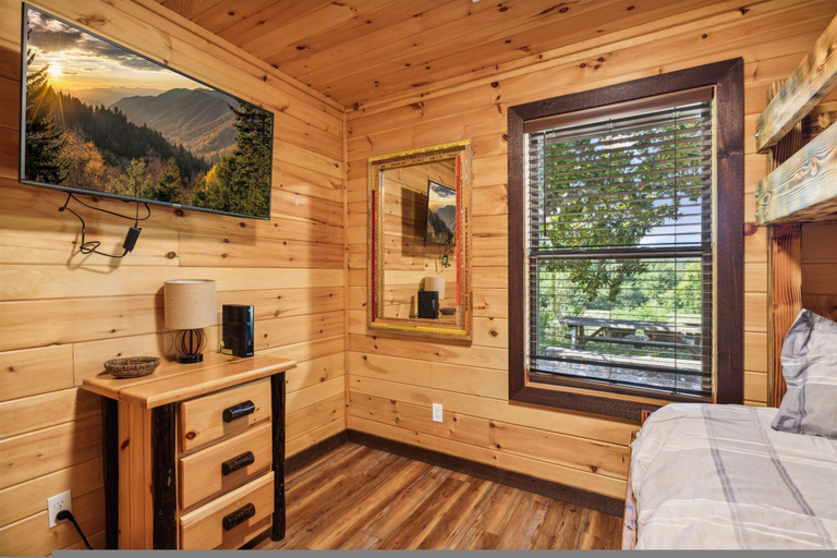Room 2, Private 15 Acres w Pond Hot Tub Game Room, Sevier