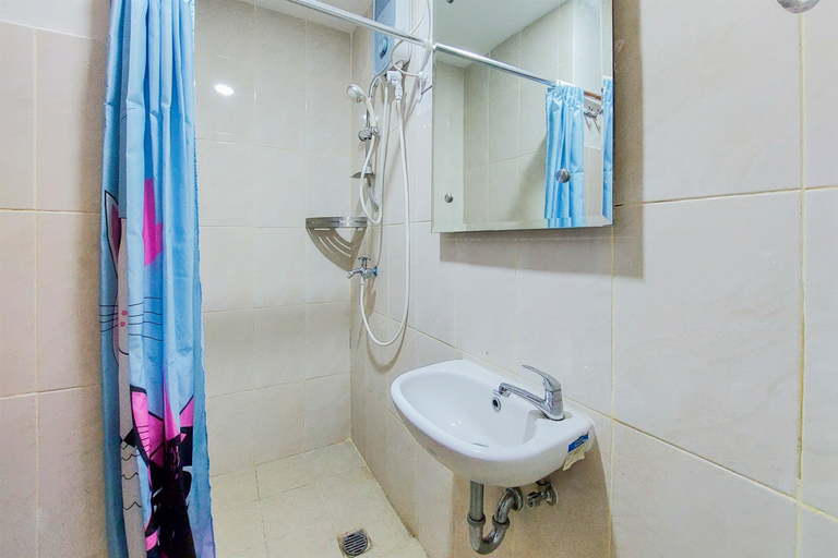 Bathroom 5, Comfort Stay and Homey Studio Amazana Serpong Apartment By Travelio, Tangerang Selatan