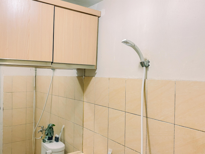 Bathroom 5, Comfortable and Homey 2BR Green Pramuka City Apartment By Travelio, Jakarta Pusat