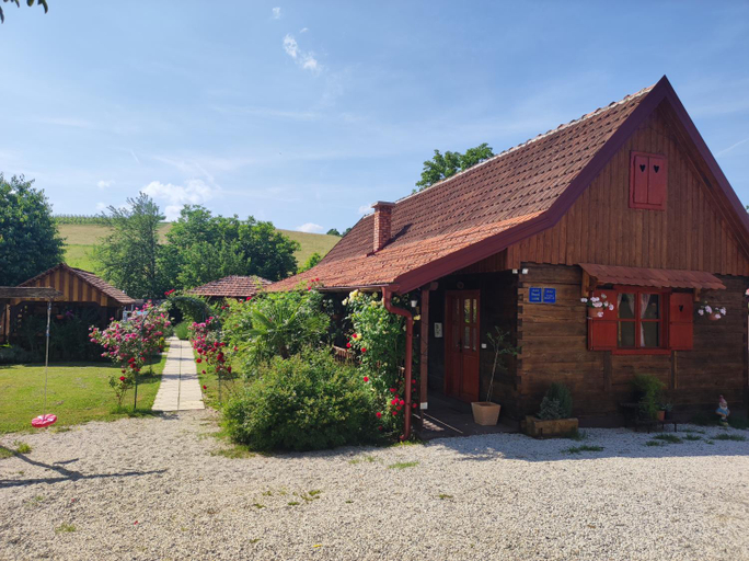 Others 2, Pod orehom drvena kuca i sauna, Radoboj