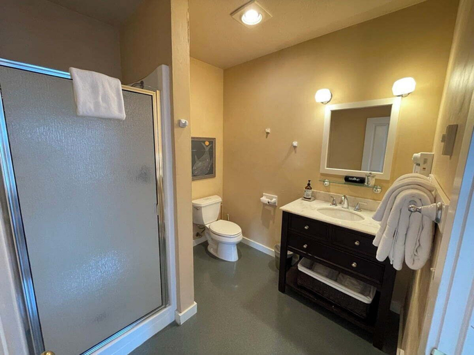 Bathroom 4, Kingfish at West Sound, San Juan