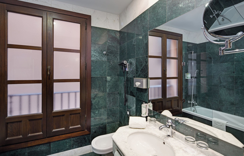 Bathroom 4, Sercotel Palacio de los Gamboa, Granada
