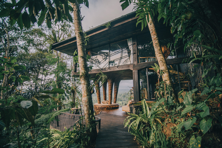 Exterior & Views 28