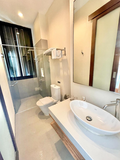 Bathroom 18