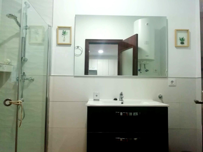 Bathroom 3, Apartamentos Empul " Tunidos House ", Cádiz