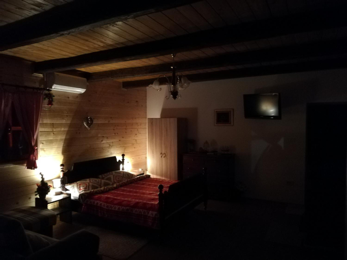 Others 5, Pod orehom drvena kuca i sauna, Radoboj