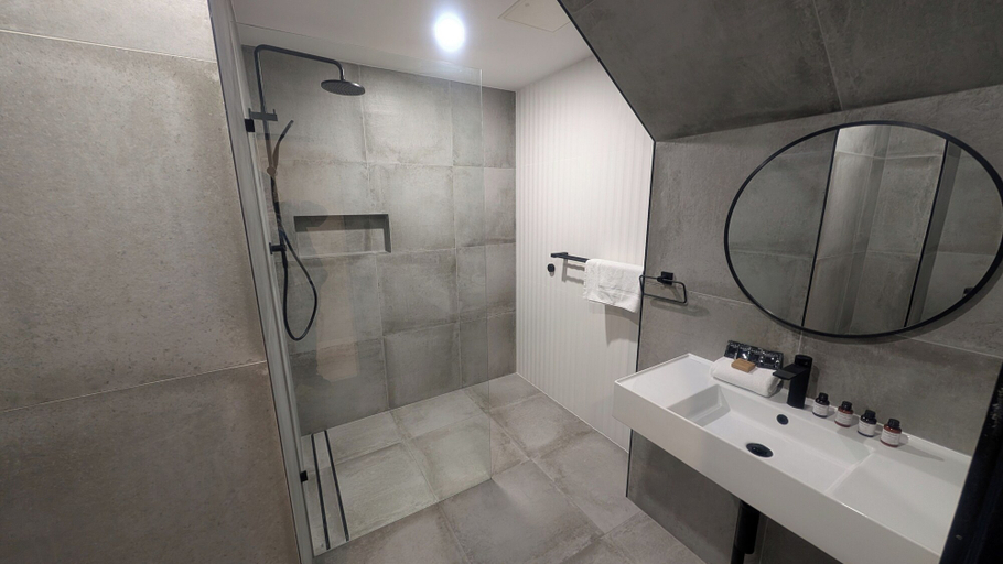 Bathroom 2, Cockatoo Retreat, Lake Macquarie - East