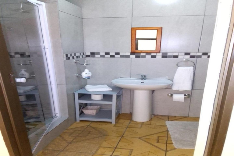 Bathroom 3, Maluti Backpackers, Thabo Mofutsanyane