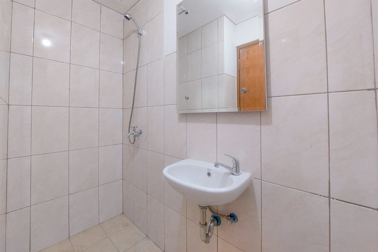 Bathroom 5, Best Place Studio at Amazana Serpong Apartment By Travelio, Tangerang Selatan