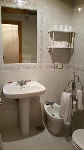 Bathroom, Hostal La Parra, Asturias