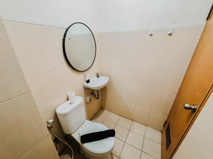 Bathroom 5, Warm and Tidy Studio at Bale Hinggil Apartment By Travelio, Surabaya