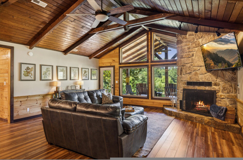 Interior 3, Private 15 Acres w Pond Hot Tub Game Room, Sevier