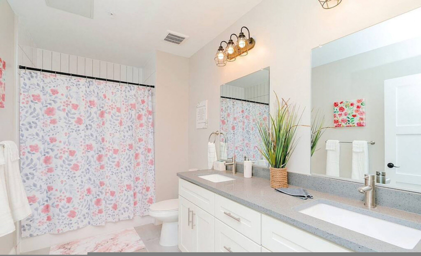 Bathroom, Breakfast Tiffany s Downtown Newport News, Newport News