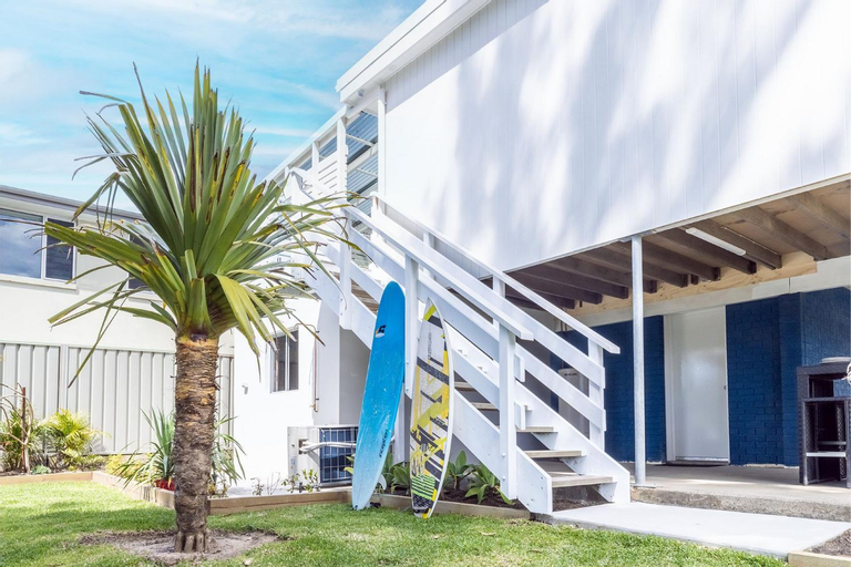 Five Pines Beach House at Birubi 20 Robinson St pet friendly aircon and WiFi, Port Stephens