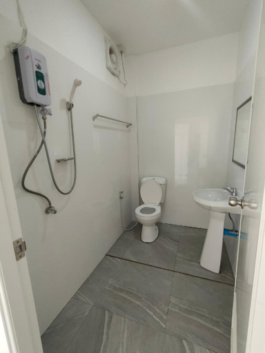 Bathroom 3, King Fa House, Mae Sot