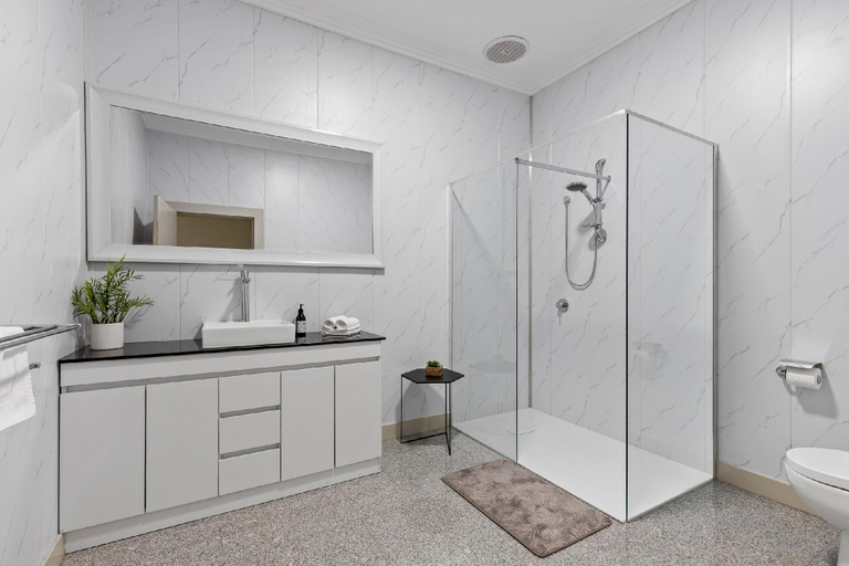 Bathroom 3, Modern 5 Bdrm House near Melb Airport, Sleep 10 , Hume - Sunbury