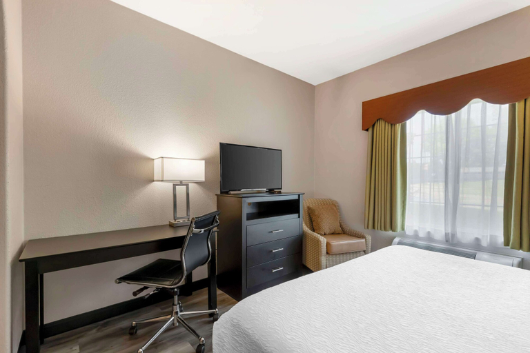 Bedroom 3, Best Western Plus Des Moines West Inn & Suites, Polk