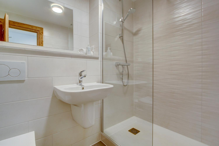 Bathroom 3, Hotel Du Lac, Haute-Savoie