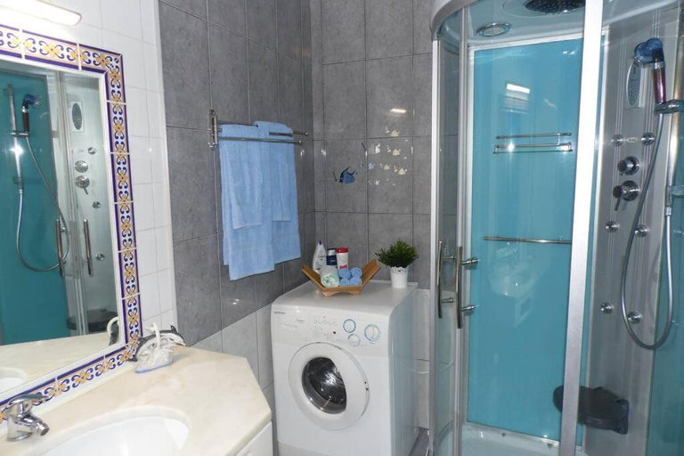Bathroom 2, Emerald House- Apartment in Central Albufeira, Albufeira