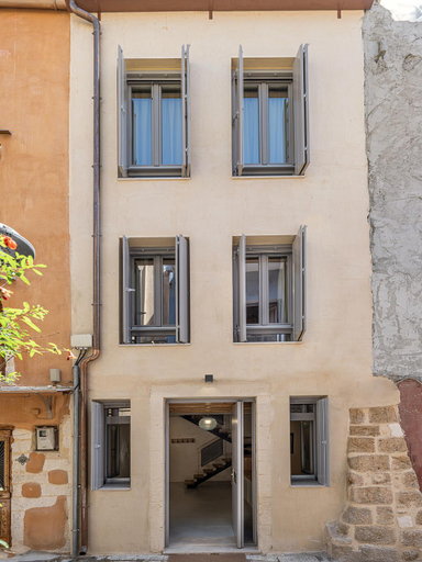 Exterior & Views