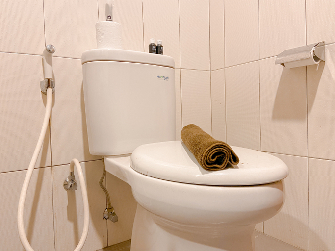 Bathroom 5, Tranquil Studio Room at Dago Suites Apartment By Travelio, Bandung