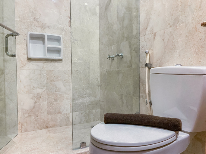 Bathroom 5, Spacious and Modern Look 3BR Bellezza Apartment By Travelio, South Jakarta