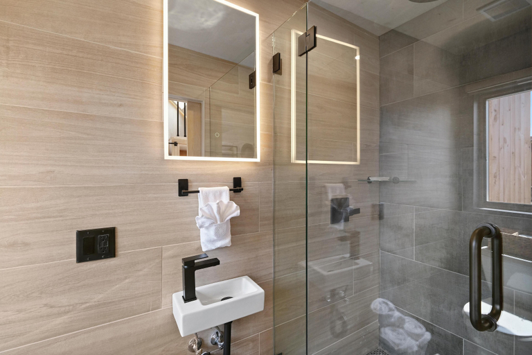 Bathroom 3, Bunkies- The Hold, La Salle