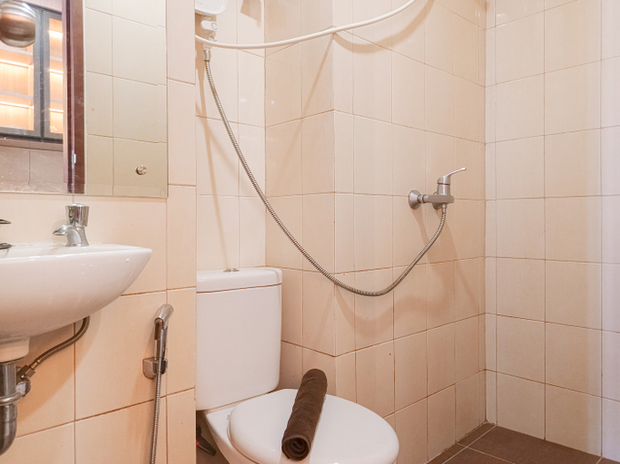 Bathroom 2, Cozy Studio Apartment at Vida View Makassar By Travelio, Makassar