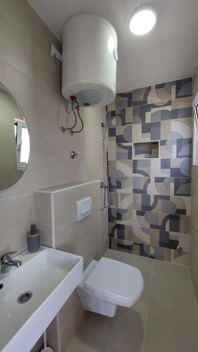Others 5, Danin apartmani