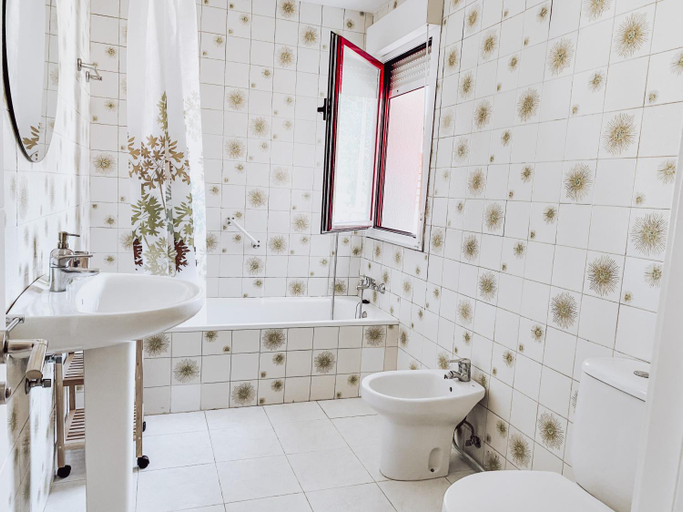Bathroom 3, BELLA KALMA, acogedora casa con parking, jardin y wifi, Asturias