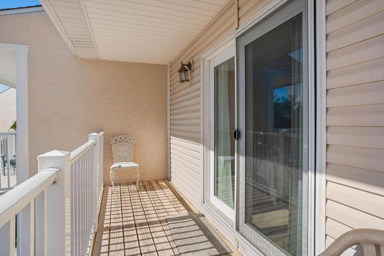 Others 4, Seabreeze Escape, Walton