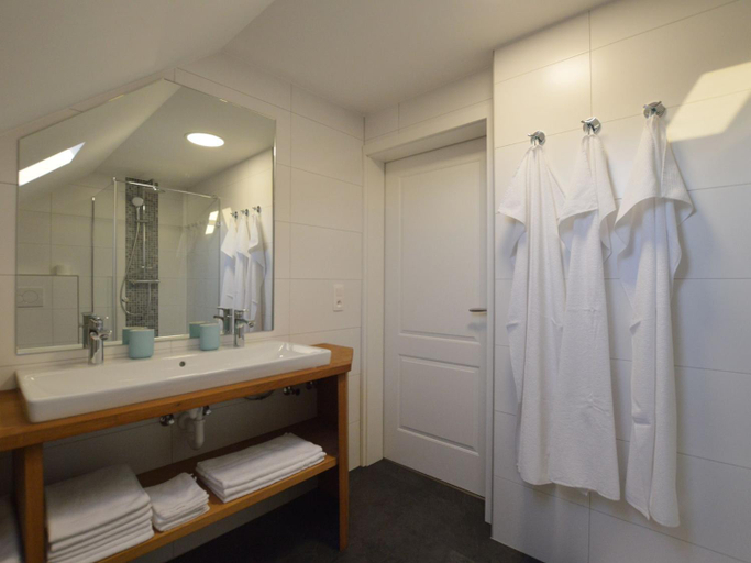 Bathroom 3, Charming Fens Family Home, Liège