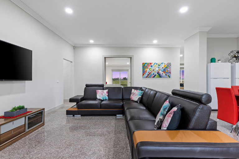 Others 4, Modern 5 Bdrm House near Melb Airport, Sleep 10 , Hume - Sunbury