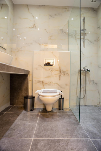 Bathroom 2, Hugo Superior Studios, Central Macedonia