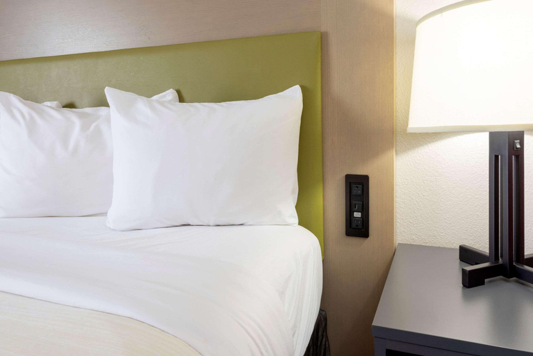 Bedroom 3, Country Inn & Suites by Radisson, Fargo, ND, Cass