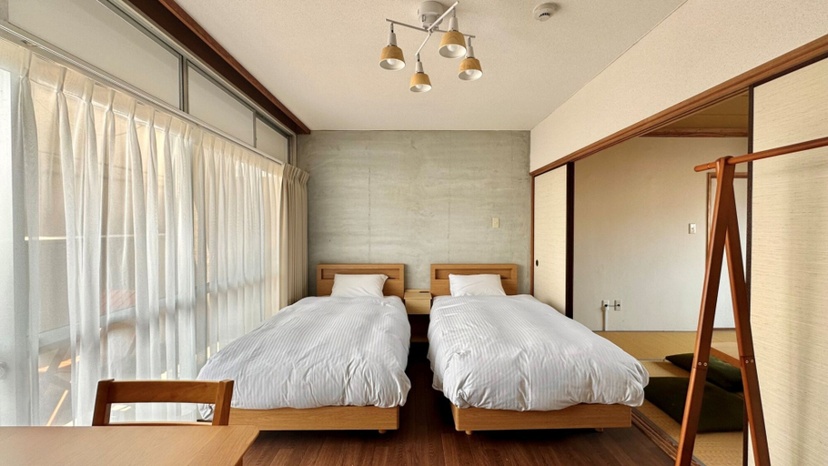 Bedroom 4, Travel&Book Hotel Hulaton Cabin Takamatsu - Hostel, Takamatsu