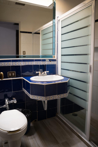 Bathroom 4, Hotel Sierra Gorda, Victoria