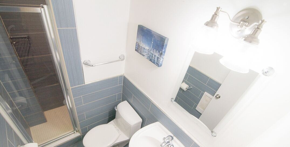 Bathroom 3, The Clarence Park - Hostel, Toronto