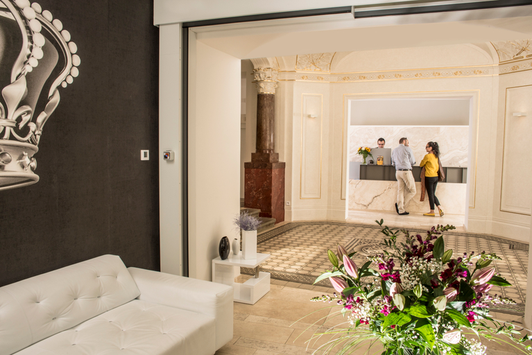 Public Area 3, Golden Crown, Praha 1