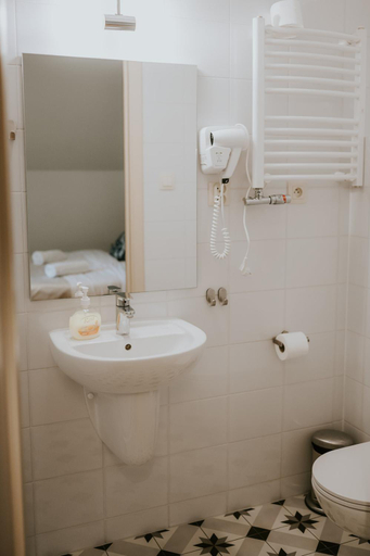 Bathroom 2, Hotel Garden, Oleśnica