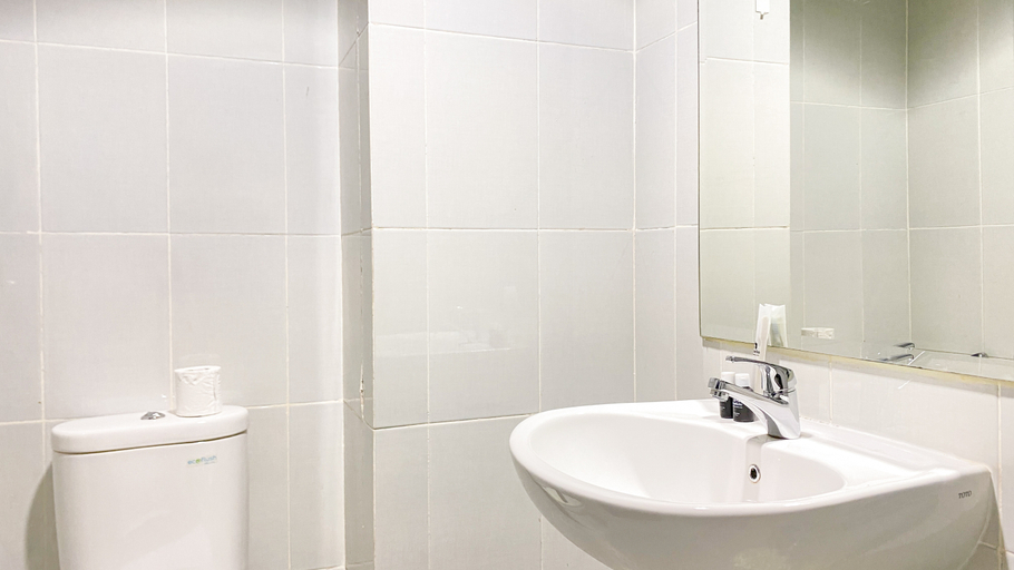Bathroom 5, Minimalist and Cozy 1BR Casa de Parco Apartment By Travelio, Tangerang